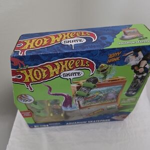 Hot Wheels Skate Aquarium Skatepark Playset - Green and Blue